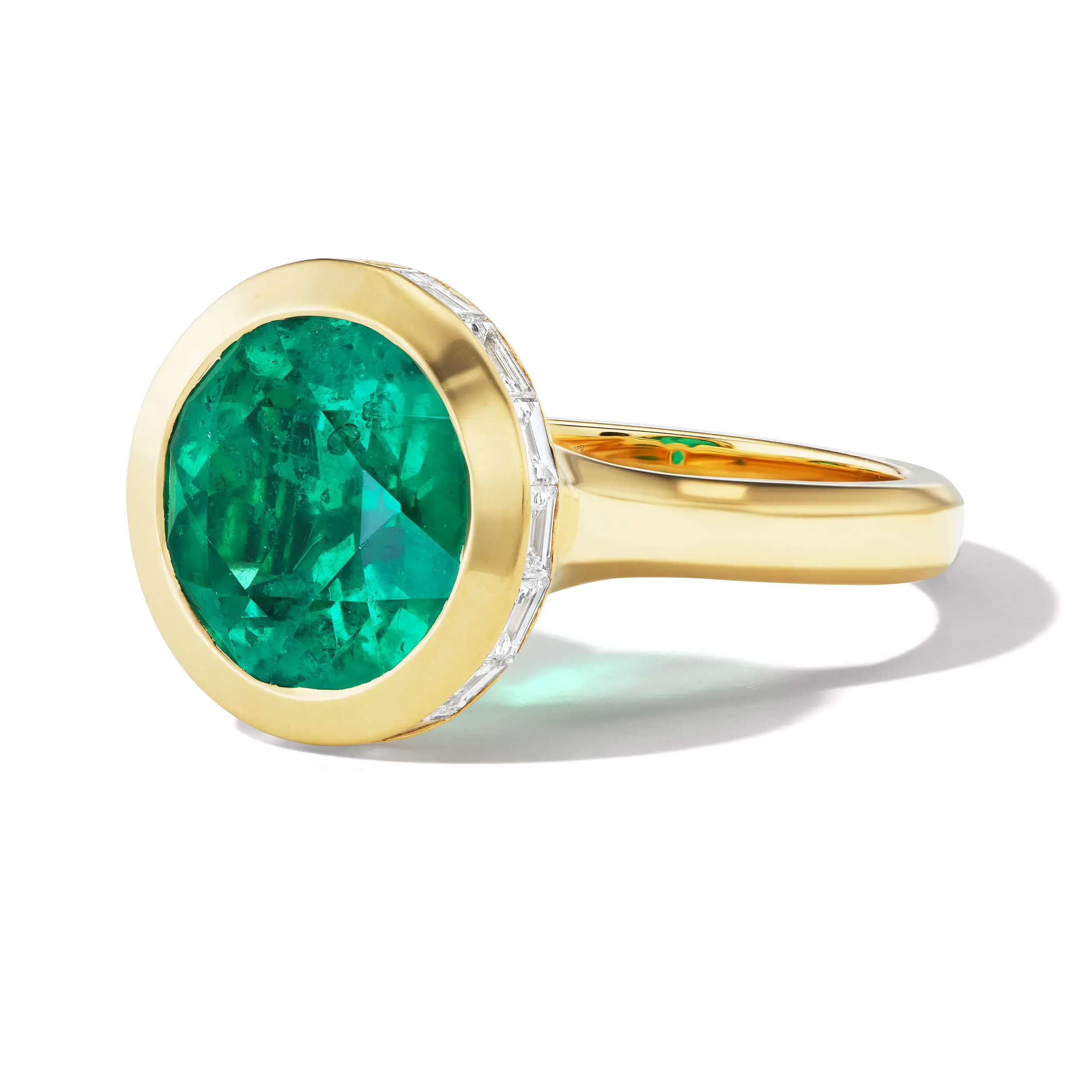 round-emerald-bezel-set-ring