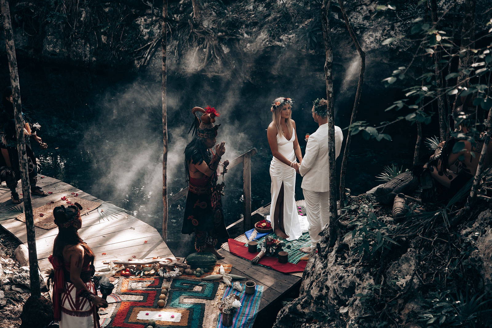 Zeremonie für Braut und Bräutigam in einem Wald in Tulum, Mexiko