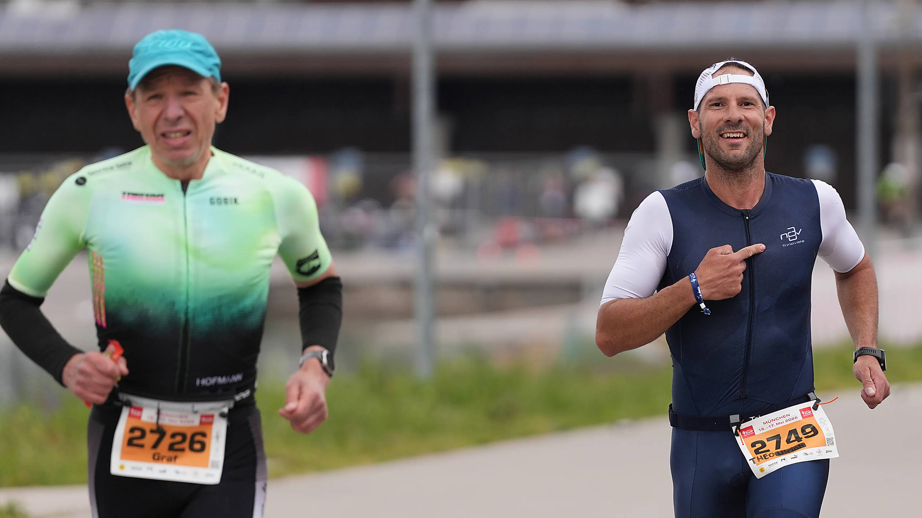 Zwei Läufer beim Triathlon München laufen nebeneinander