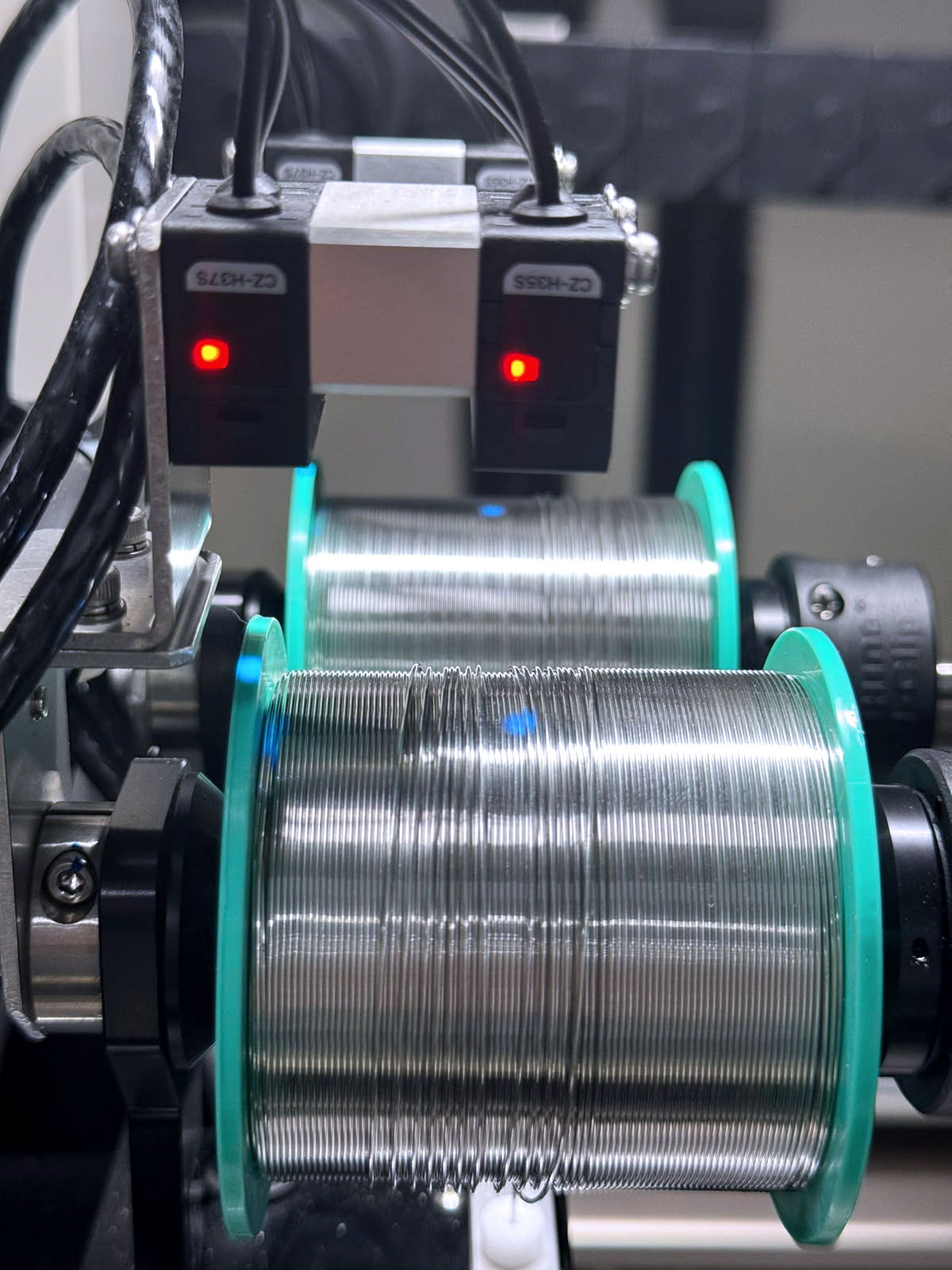 Clean Cut Solder Feeder with high-precision RGB fiber optic sensors for robotic soldering
