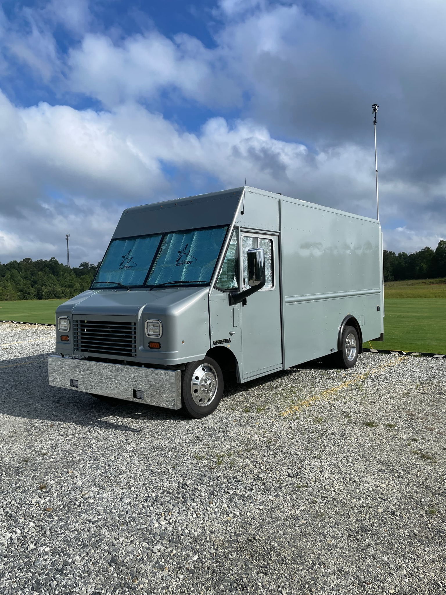 Bryan’s Ford E-450 Utilimaster Step Van with Shocker XL Train Horns and Air Zenith OB2 Compressor