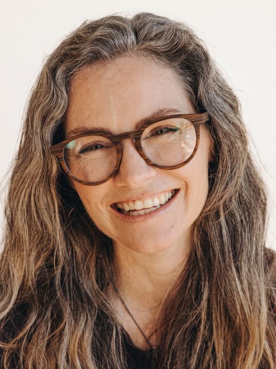 Old woman wearing Cheer Rose Round Glasses looking younger