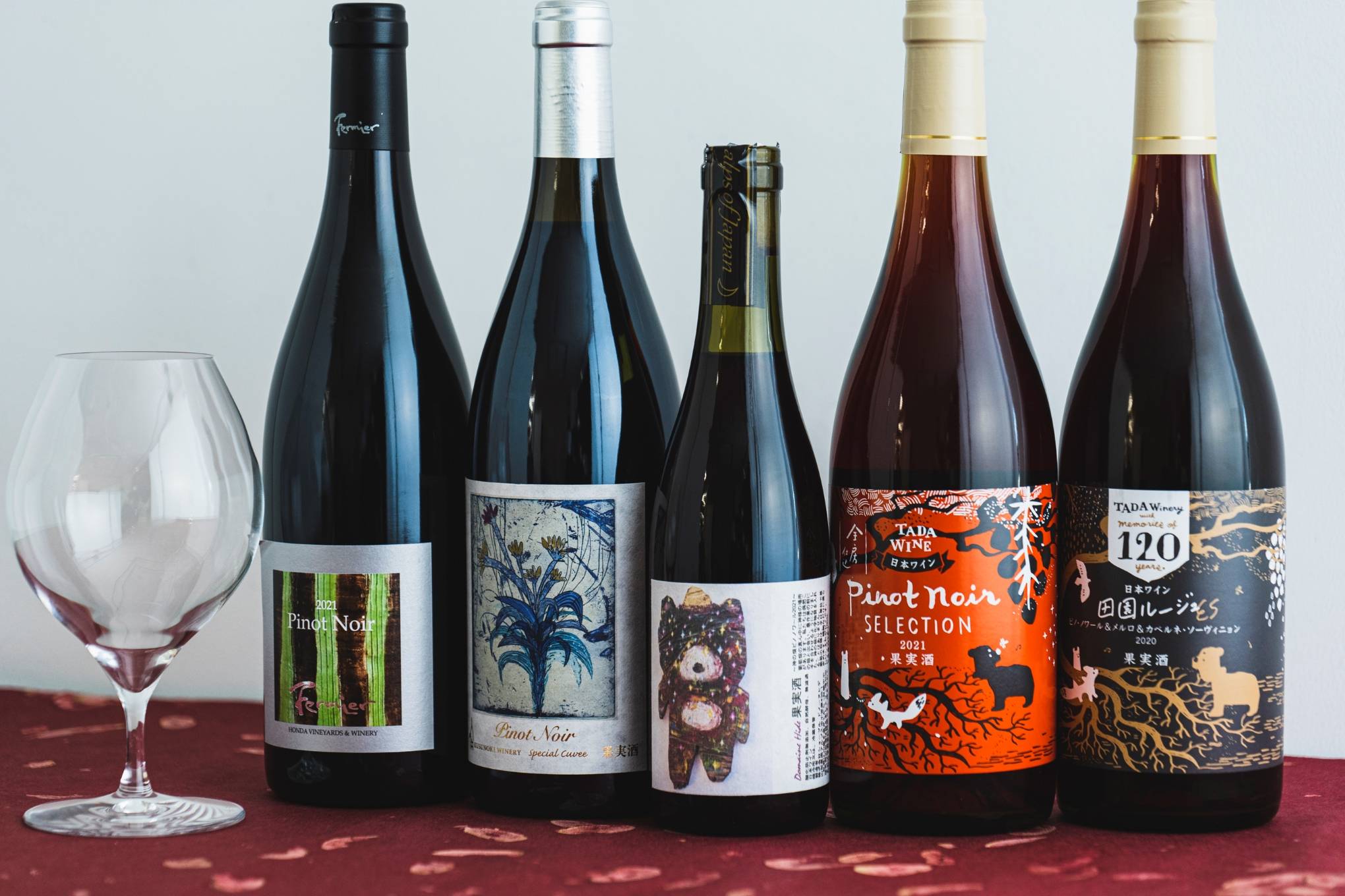 日本ワインの栽培家も続々挑戦。赤はもちろん、ロゼや白ワイン仕立ても登場し、日本ならではの個性も。