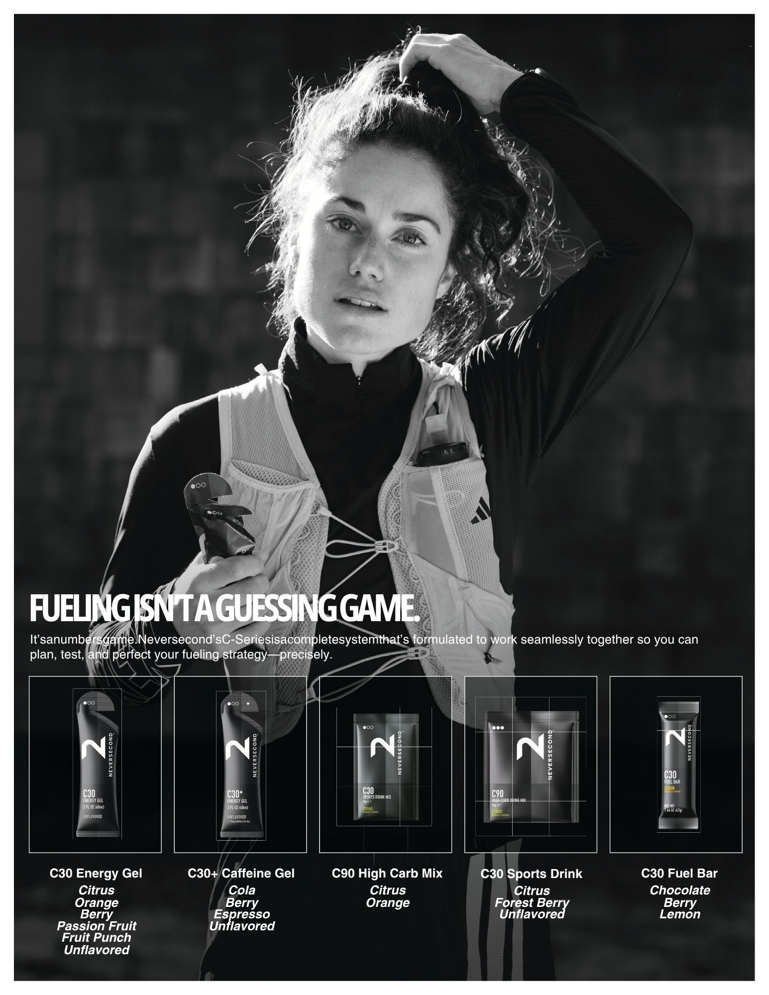 Schwarz-weißes Werbebild von Neversecond: Eine Läuferin mit Trinkweste hält ein Gel in der Hand und blickt in die Kamera. Darunter sind verschiedene Produkte der C-Serie (Gels, Drink-Mix und Riegel) abgebildet, begleitet vom Slogan „Fueling isn’t a guessing game“.