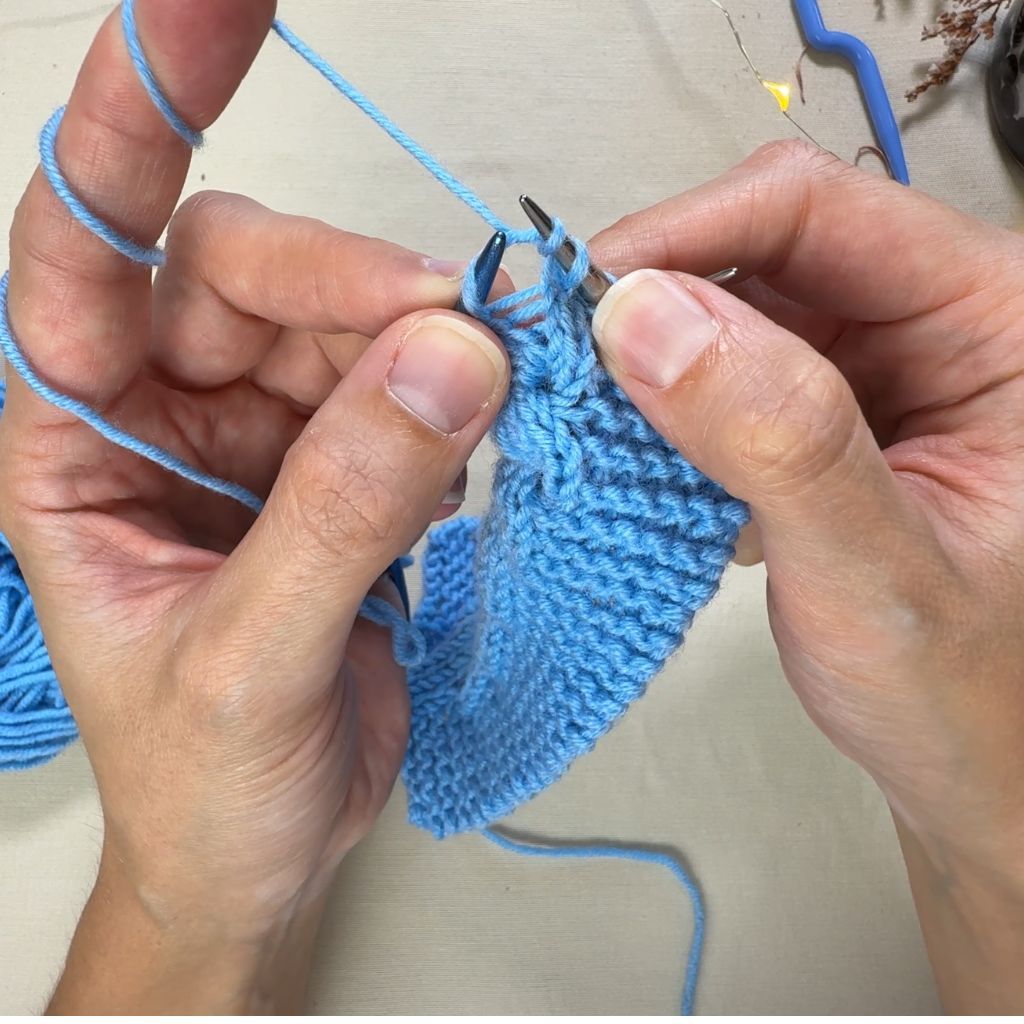 Linksgeneigten Zopf stricken: Schritt 7.