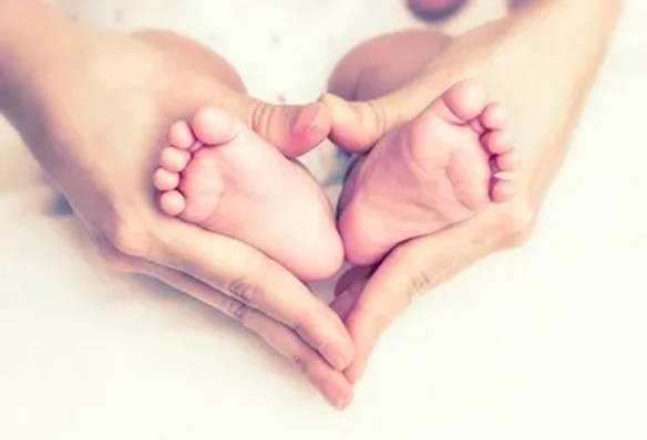 A picture of a pair of baby's feet