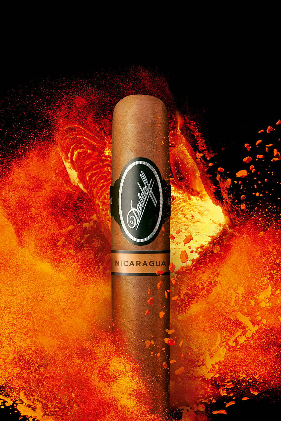 Eine Davidoff Nicaragua-Zigarre, die vor einem mächtigen und leuchtend orangefarbenem Feuer steht.