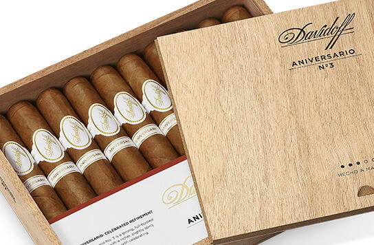 Davidoff Aniversario Zigarren in ihrer Kiste mit geöffnetem Deckel.