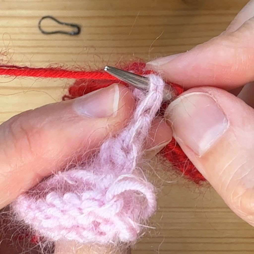 I-Cord anstricken. Schritt 1.: Stich in die Randmasche an der Tuchkante ein.