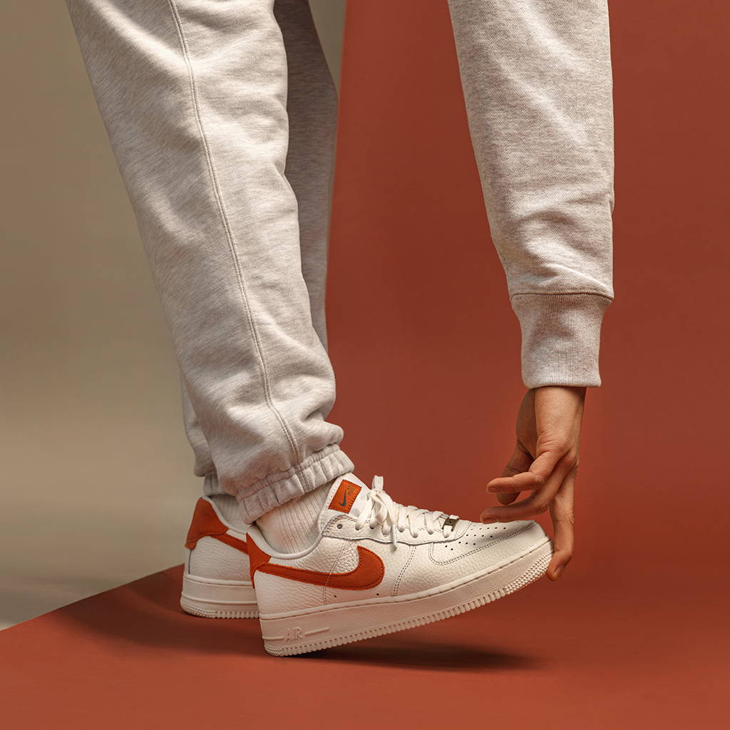 NIKE AIR FORCE 1 '07 *CRAFT* Sail / Mantra Orange / Forest