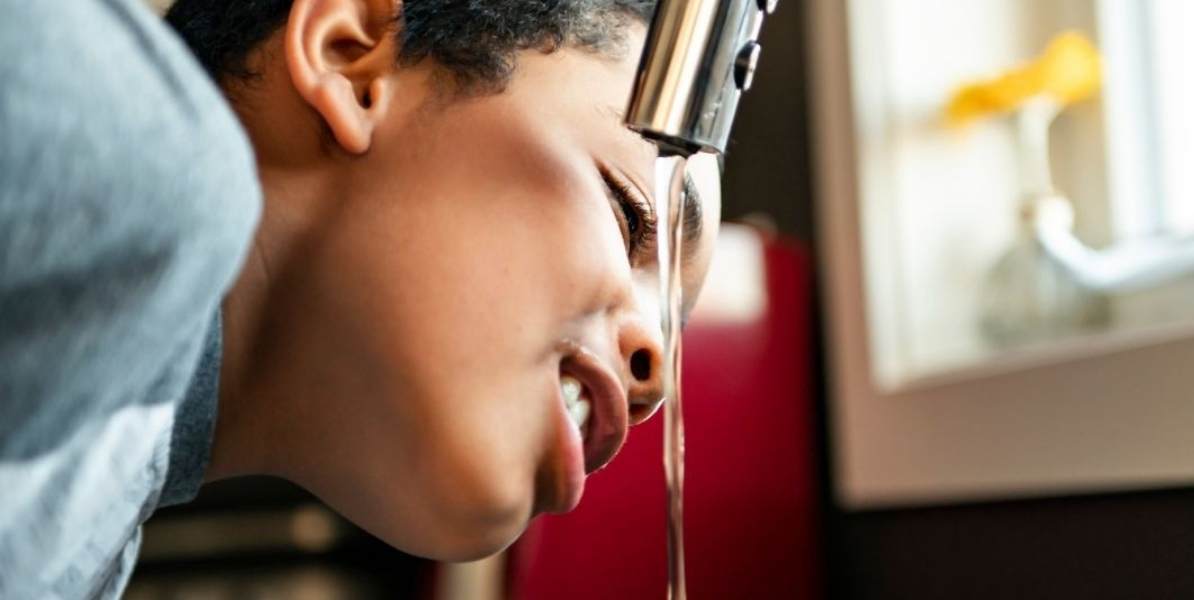 Chica bebiendo agua