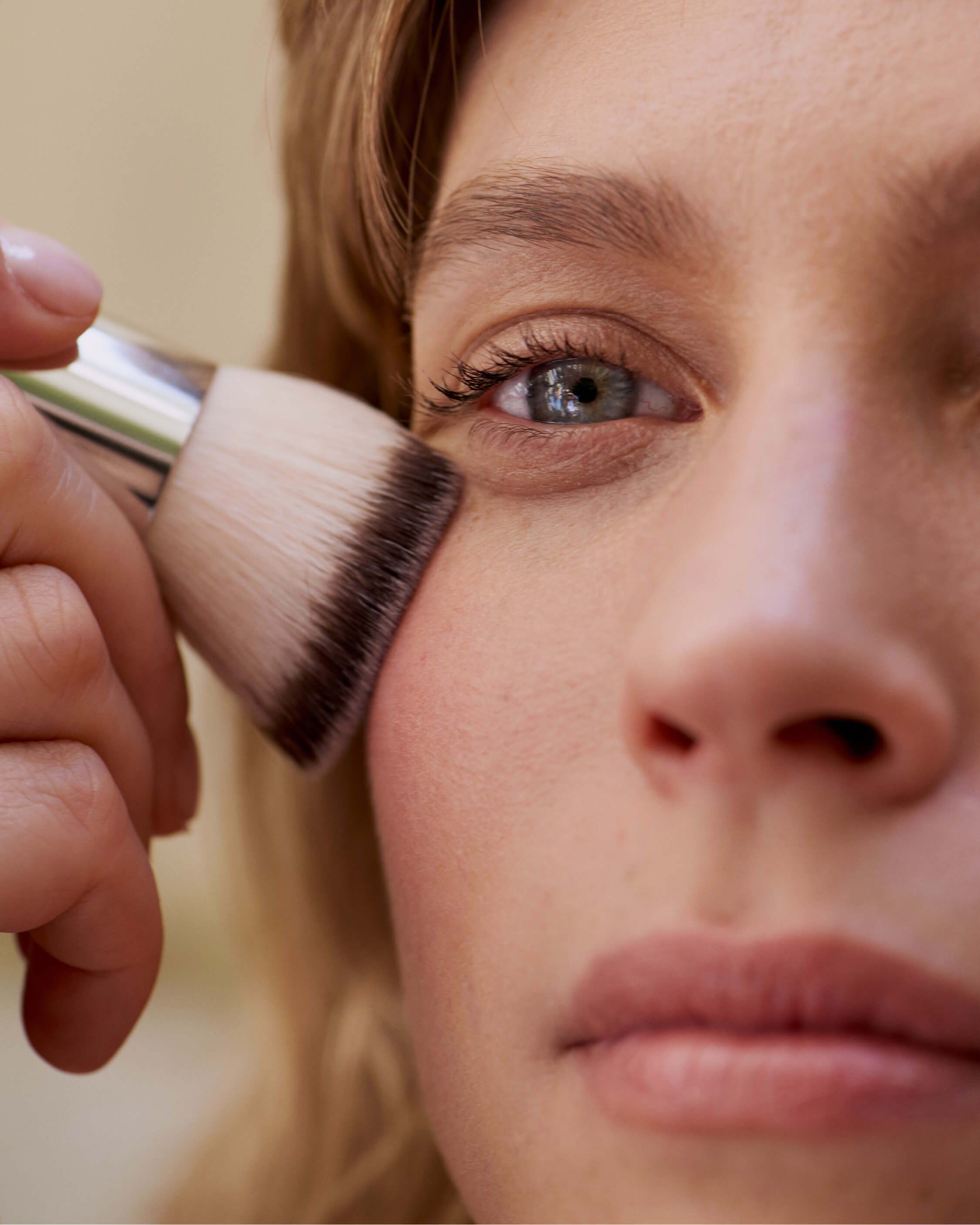 Mannequin complexion brush
