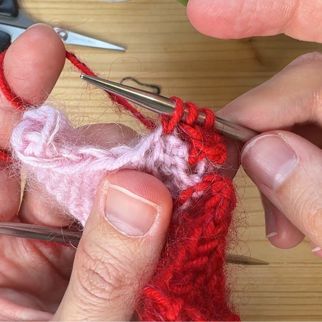 I-Cord anstricken. Schritt 3.: Alle Maschen des I-Cord liegen nun auf der rechten Nadel.
