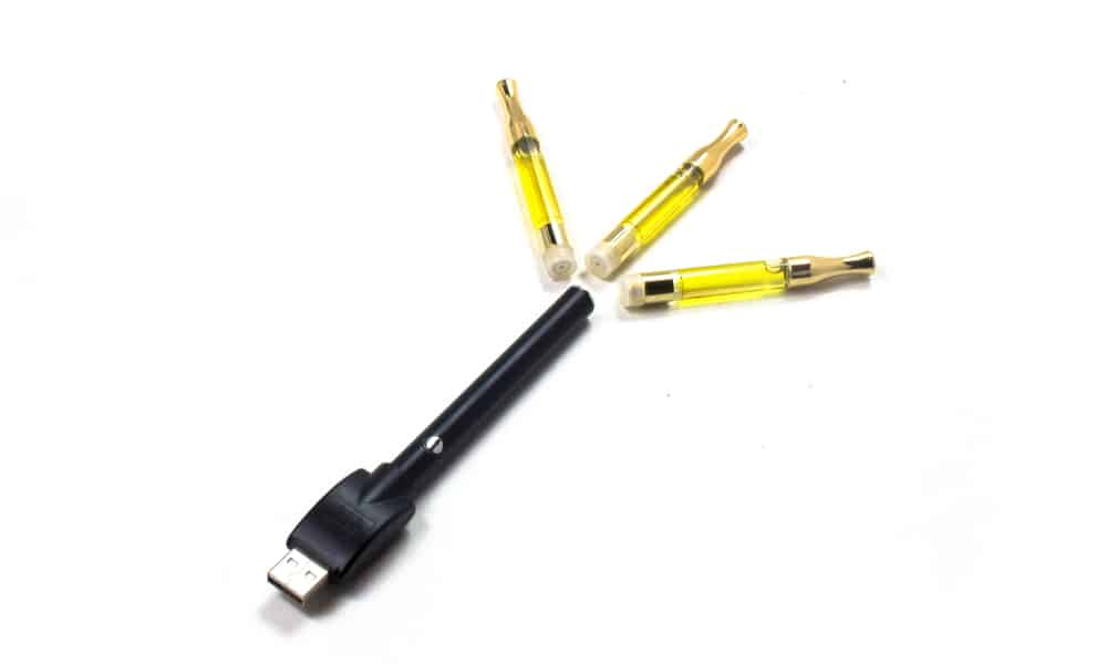 vape pen with three cartridges