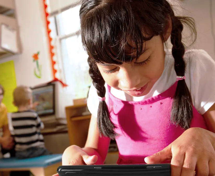 Mädchen benutzt ihr SC Tablet Mini mit Snap-Szene in der Schule