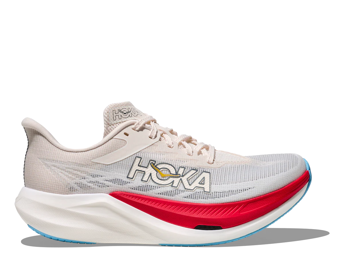 Der Hoka Rocket X 3 Laufschuh unisex in der Farbe Alabaster/Frost in seitlicher Ansicht.