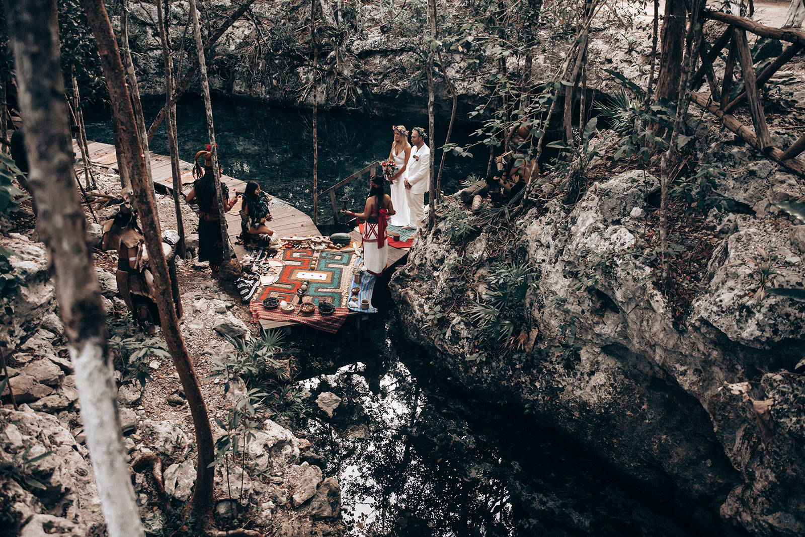 Vue aérienne de la cérémonie de mariage des mariés à Tulum, au Mexique.