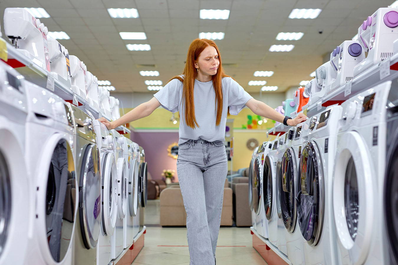 Žena, která si vybírá pračku 