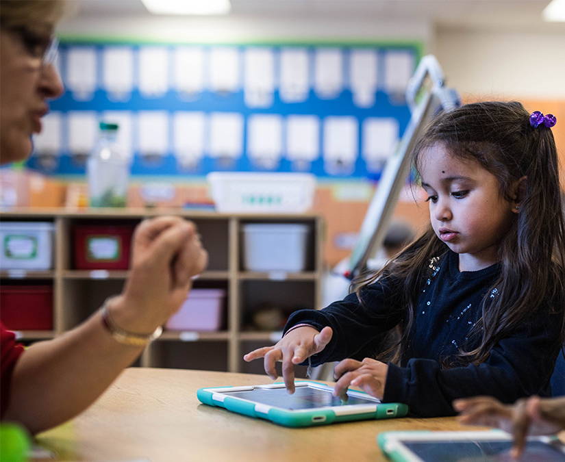 Barn som bruker en Tobii Dynavox hjelpeteknologi med kommunikasjonsapp
