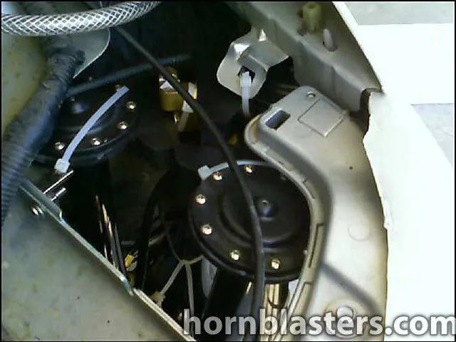Compressor and air system detail for Shocker XL on Ford Focus HornBlasters gallery photo 7