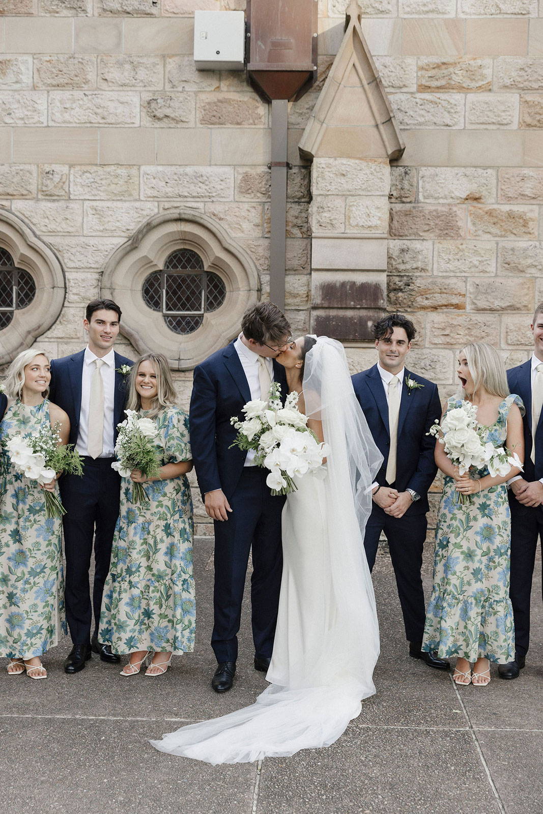 La mariée, le marié et le cortège de la mariée