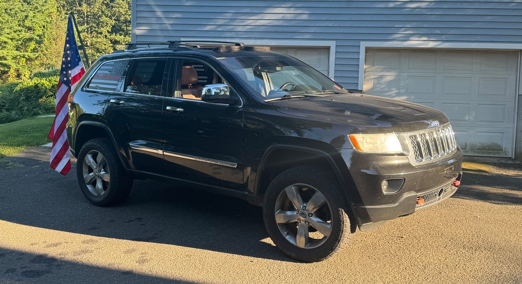 Mayson’s 2011 Jeep Grand Cherokee Overland with Flatlaw 3-Liter Train Horn Kit installed