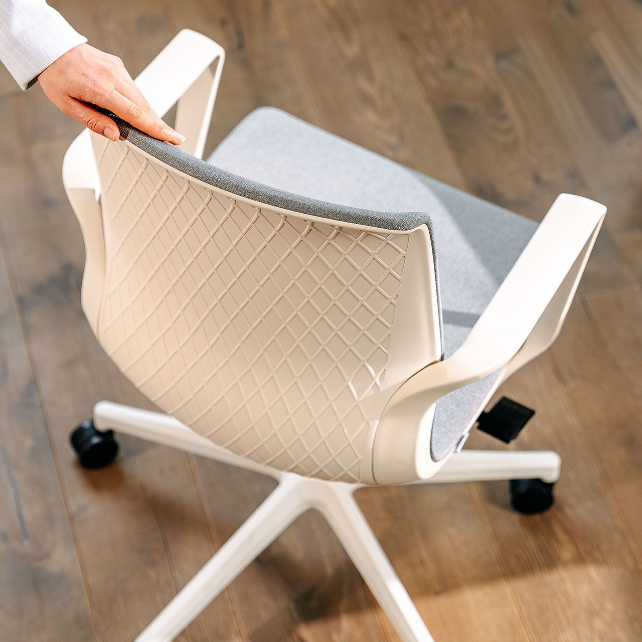 Chaise de bureau « Flex Office », vue de dessus et de l'arrière dans une pièce lumineuse et moderne