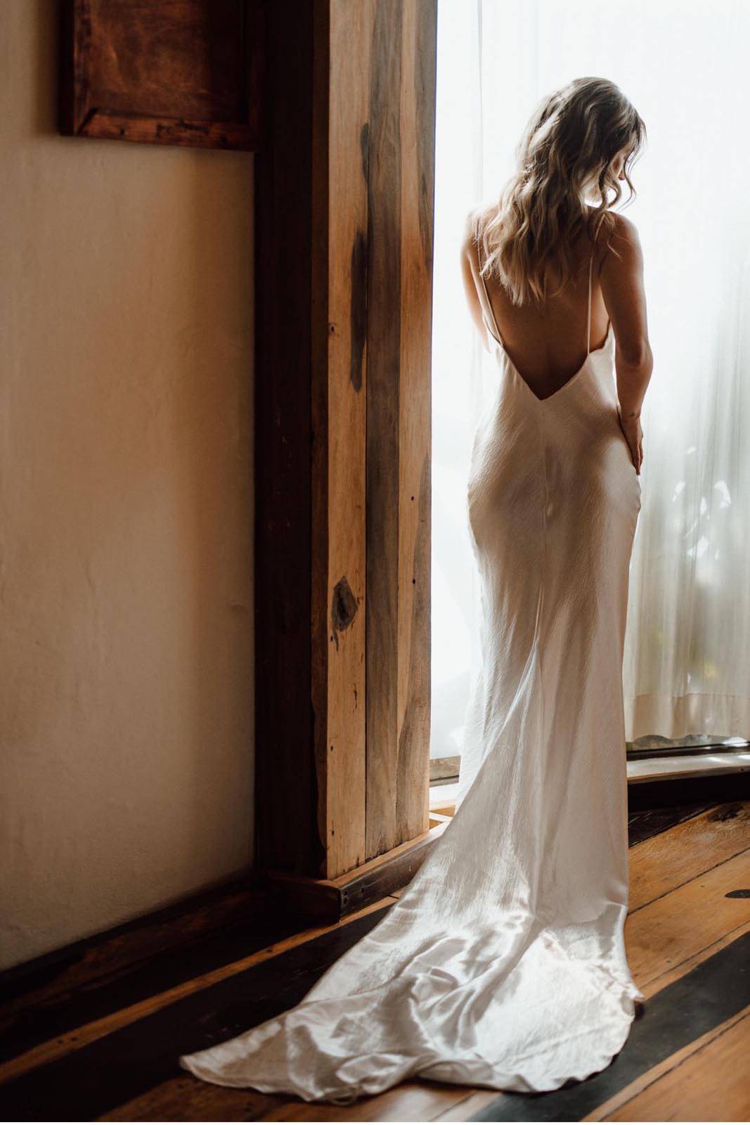 The bride's flowing, bohemian-style dress and natural, beachy hair complement the tropical surroundings perfectly.
