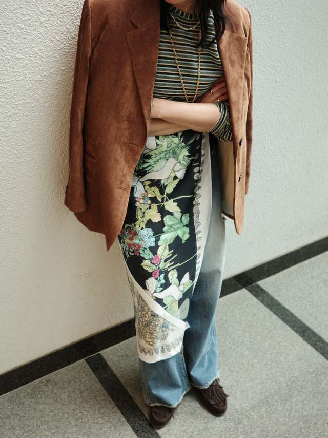 スカーフ 巻き方 首元 スタイリング スカーフ バッグ アレンジ