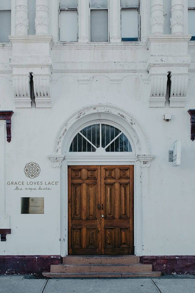 Edificio blanco con grandes puertas de madera el exterior de la sala de exposición de Perth Grace Loves Lace