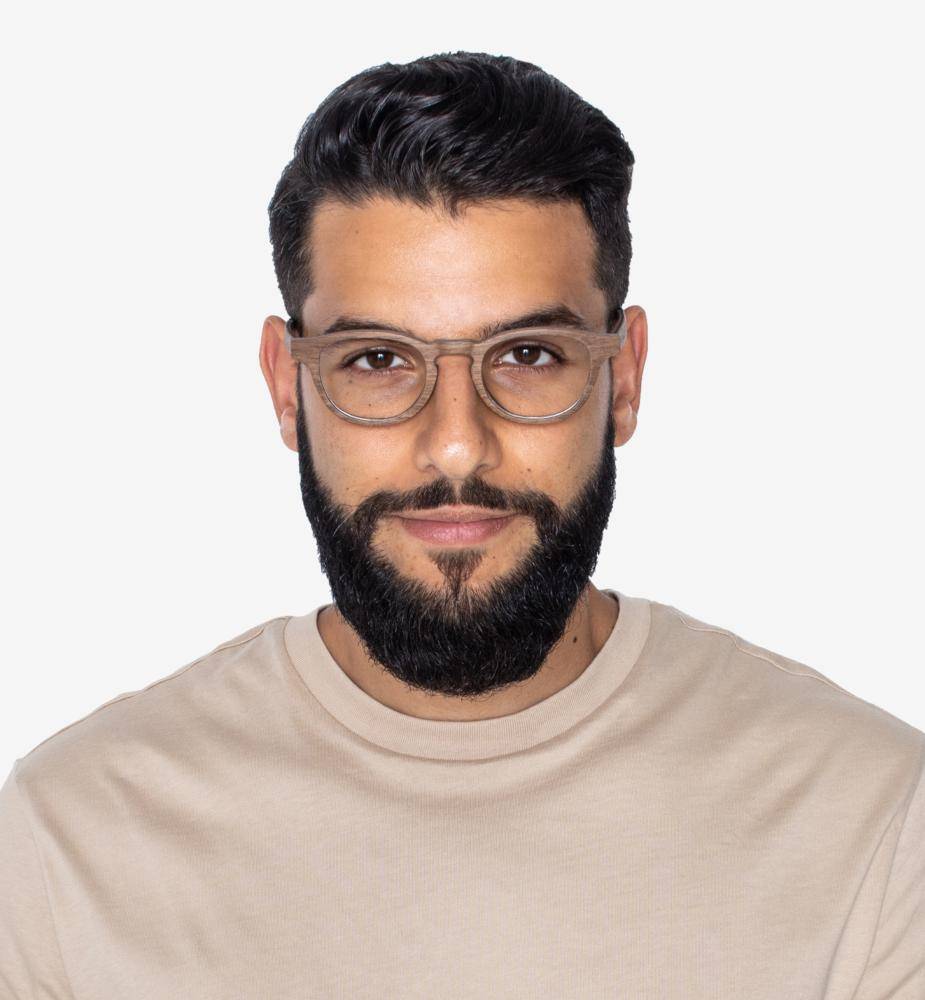 Homme au visage ovale portant des lunettes Harmony Brown, Vintage Browline en bois de chêne avec une chemise marron clair