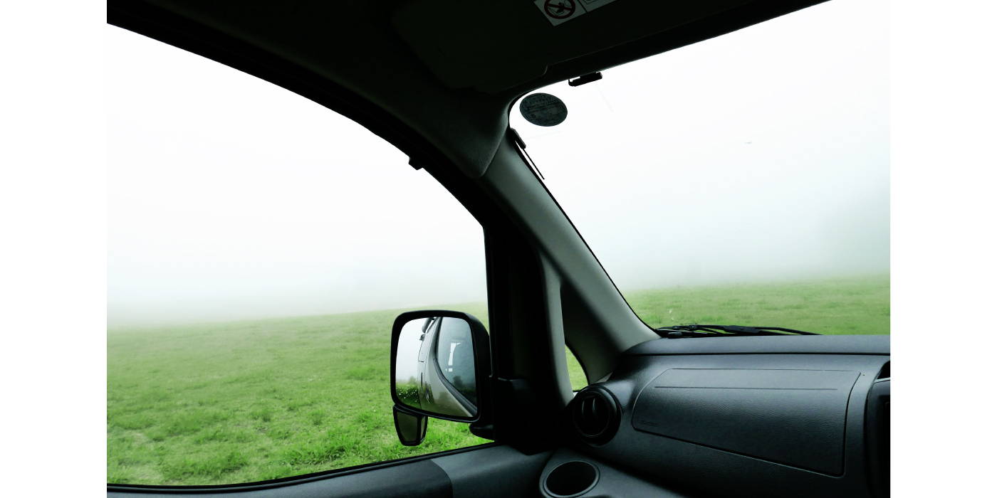 霧に覆われた高原に停車するGORDON MILLER NV200からの眺め