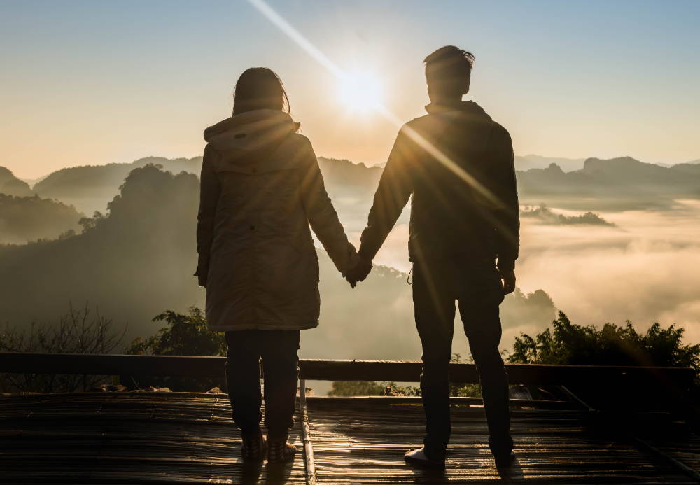 couple-holding-hands-being-mindful-living-in-the-moment-happy