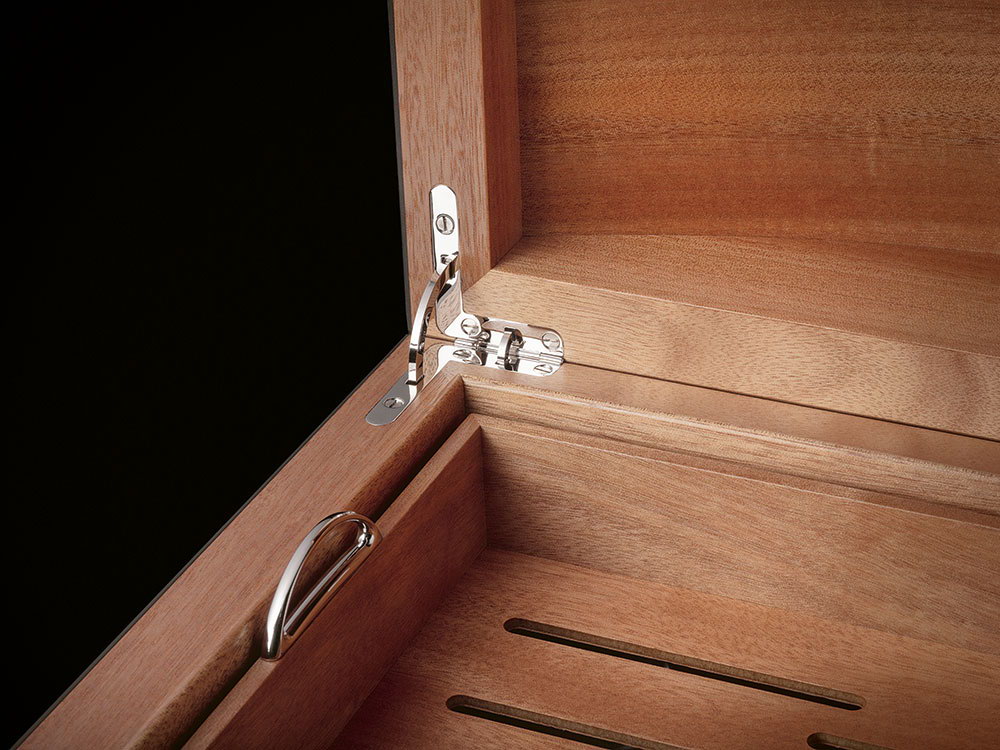 Close-up of the inside of the Davidoff & Boyarde Masterpiece Humidor Classically Noir.