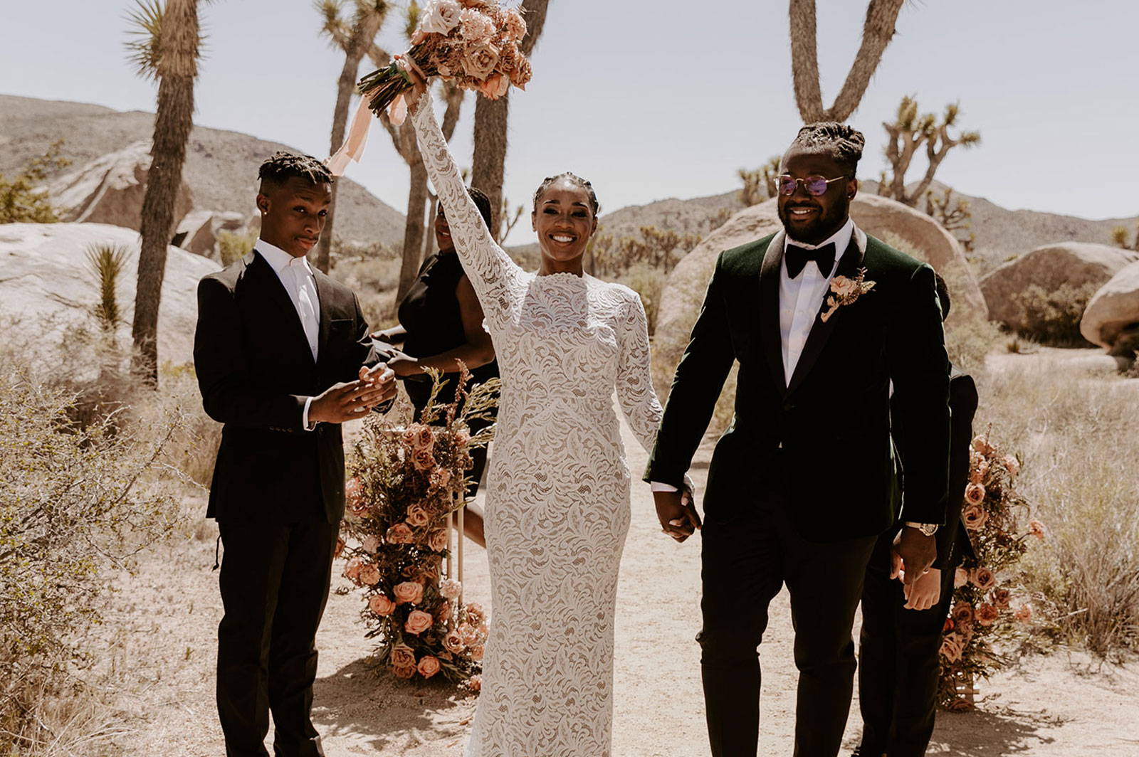 Une mariée et un marié s'enfuient à Joshua Tree.