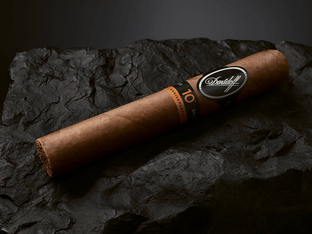 Die Davidoff Nicaragua 10th Anniversary Limited Edition Gran-Toro-Zigarre, die auf einem schwarzen Stein liegt.