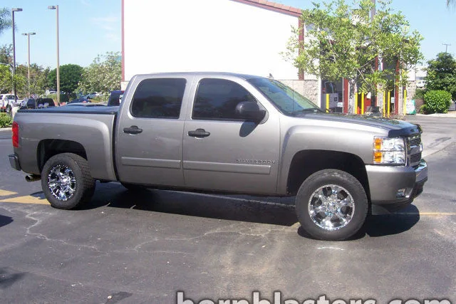 Front-three-quarter 2007 Chevrolet Silverado 2500 HD heavy-duty pickup HornBlasters Shocker XL train horn featured customer install gallery photo 1