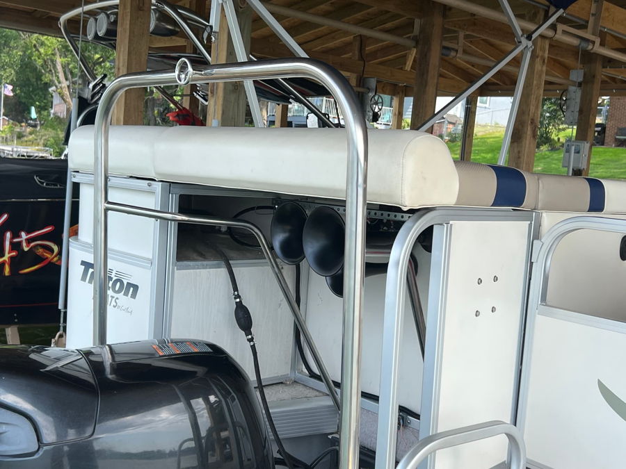 Jason's 2005 Triton Pontoon Boat Train Horn Install with Outlaw Train Horn Kit