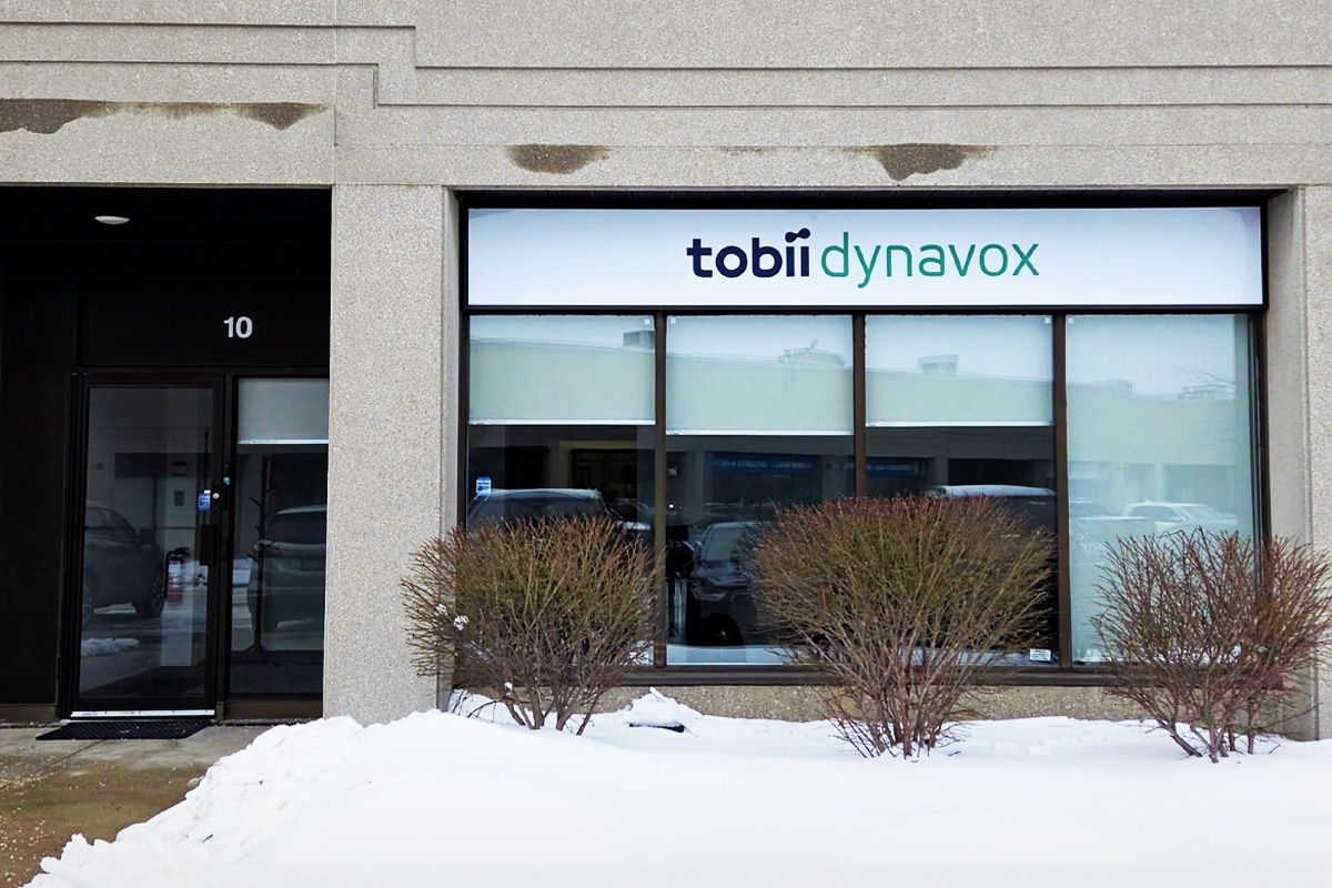 Devanture du magasin Tobii Dynavox avec des buissons recouverts de neige à l’avant.