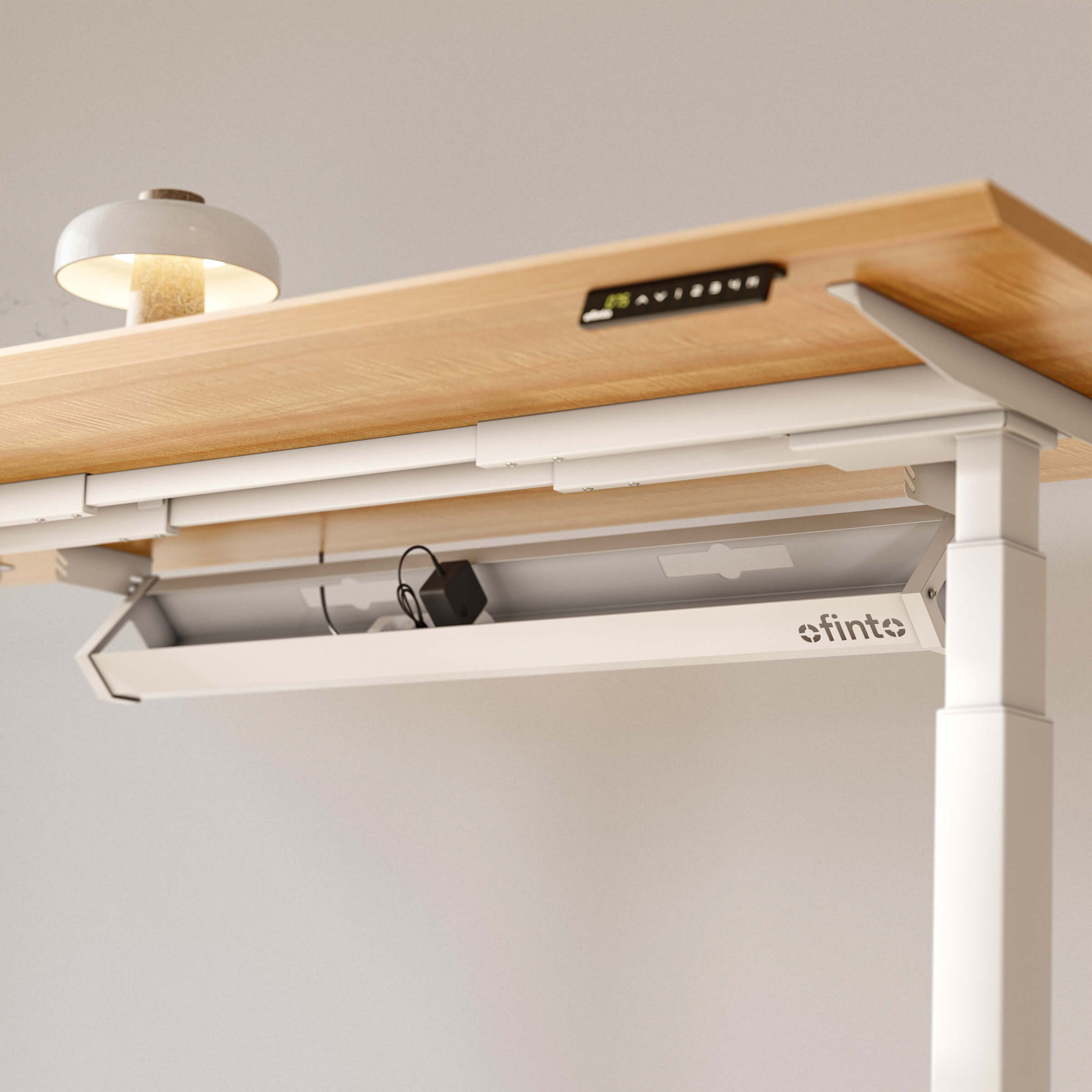 Das weisse Kabelmanagement-System von ofinto an einem Bürotisch Elevate