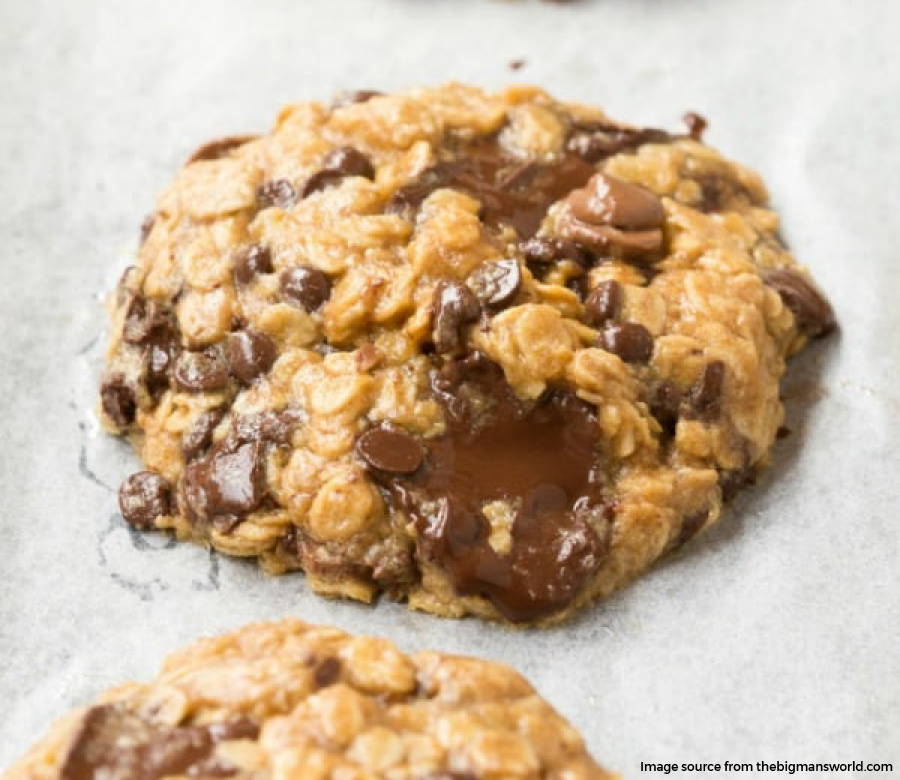 close up chocolate chip oatmeal cookie