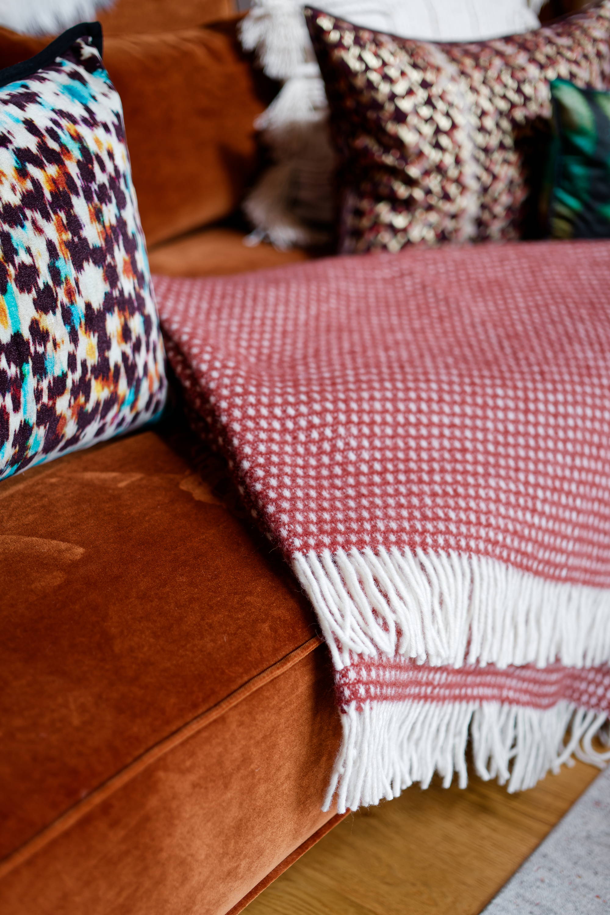 Wolldecke Osele auf einem Sofa
