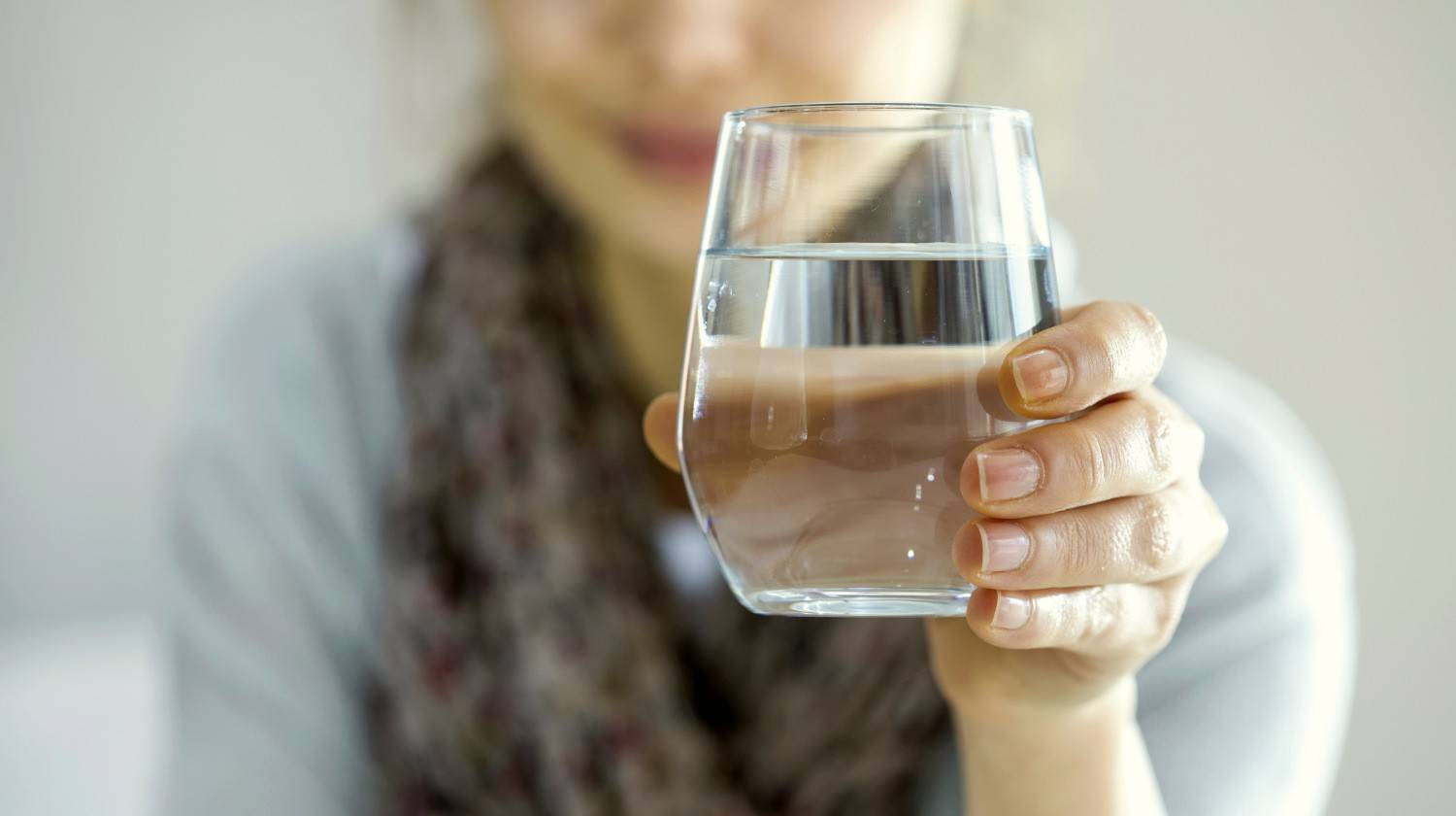 Young woman drinking water  | Which Is Healthier: Cold Or Room Temperature Water? (Benefits Of Both) | cold water in the morning | Featured