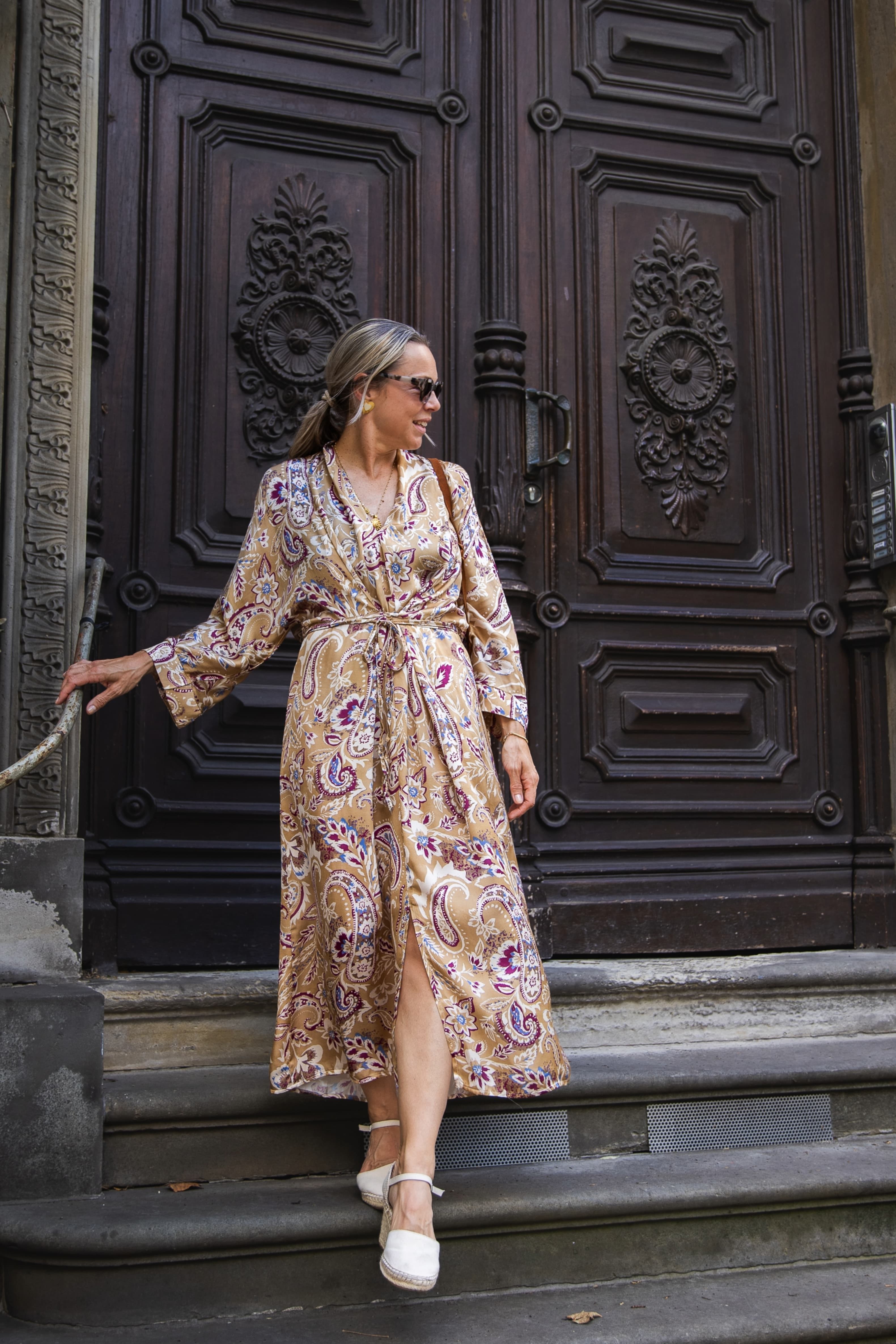 kassandrah Maxikleid mit Paisley-Print in Beige