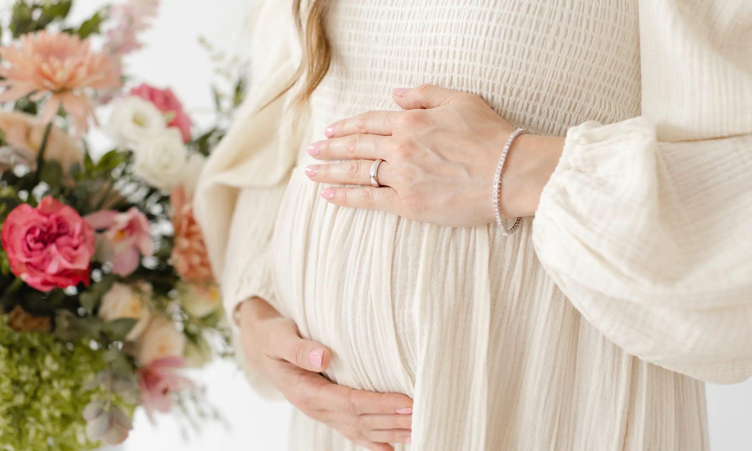 Henne Couple Moment - pregnant woman wearing wedding band and diamond tennis bracelet