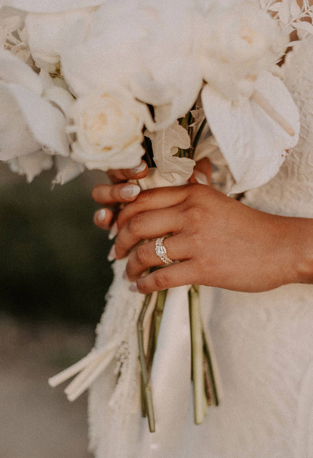 Mariée tenant un bouquet