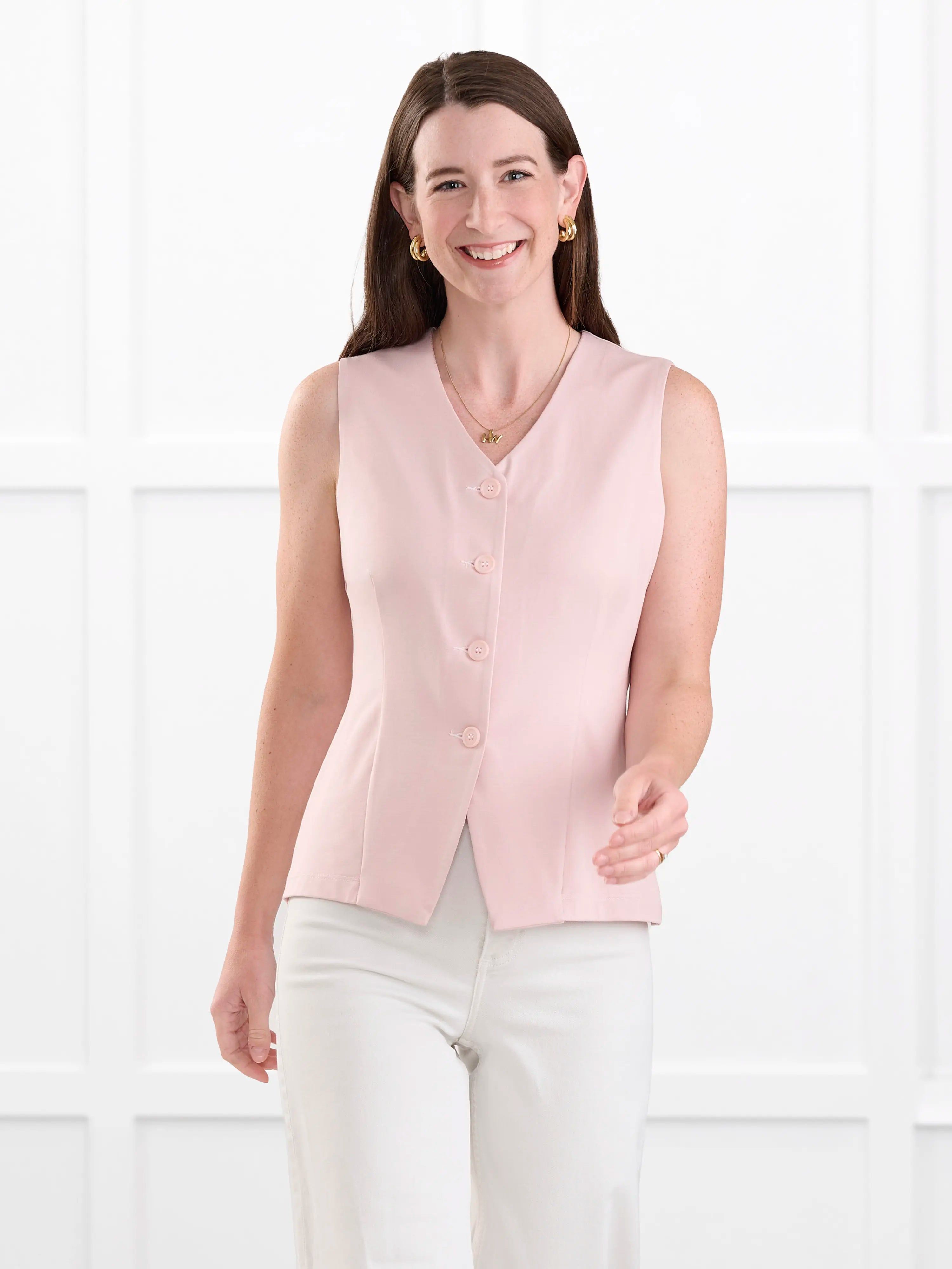 Alba tailored stretchy vest for women in Ballet pink on model Jo, size XS @Jo-XS #en:color_ballet-pink,fr:couleur_ballet-pink
