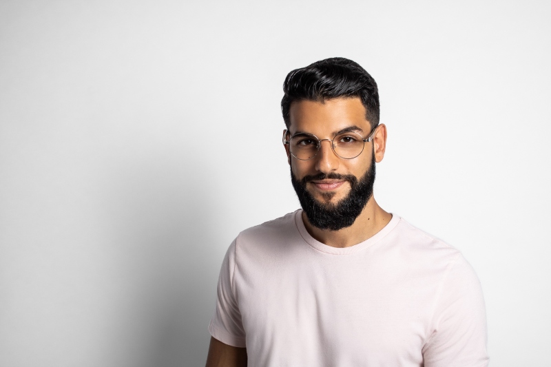 homme portant des lunettes en métal « Joy Silver » sur fond blanc