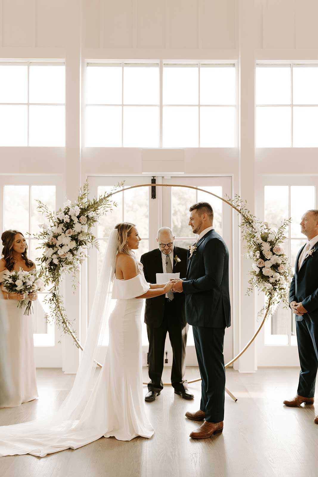 Novios en el altar