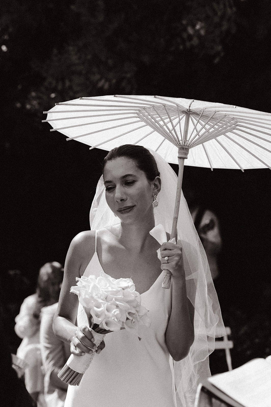 Mariée tenant un parapluie d'été